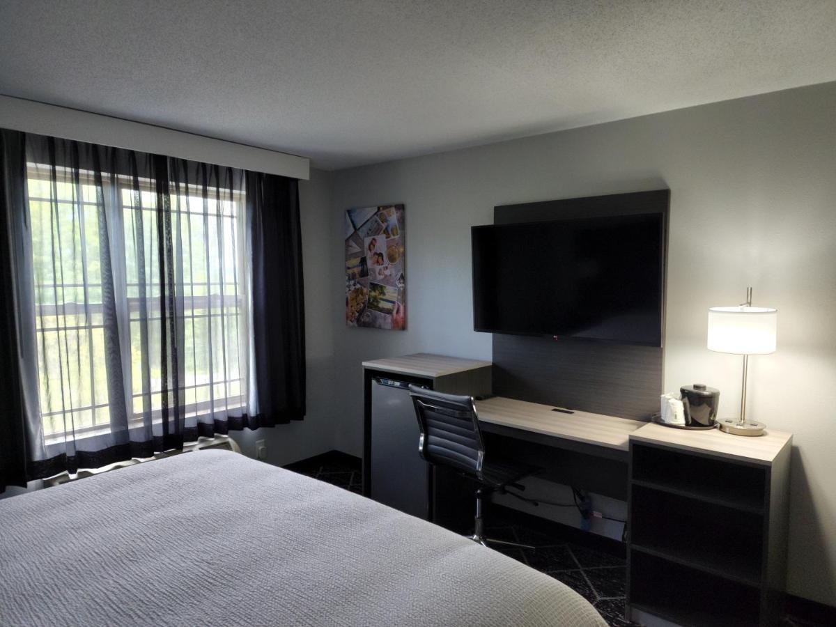 La Quinta Inn & Suites By Wyndham Lake George Eksteriør bilde