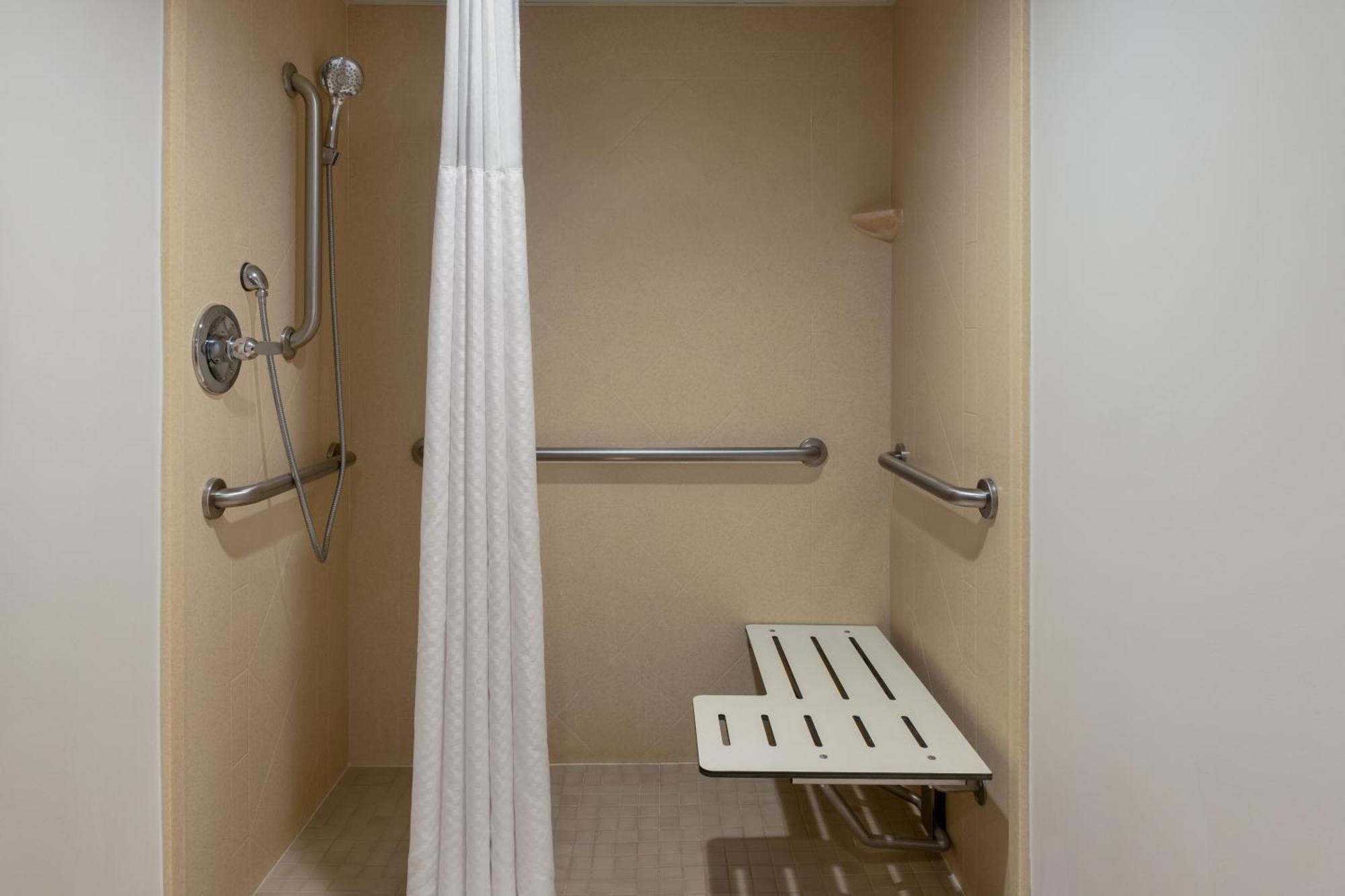 La Quinta Inn & Suites By Wyndham Lake George Eksteriør bilde