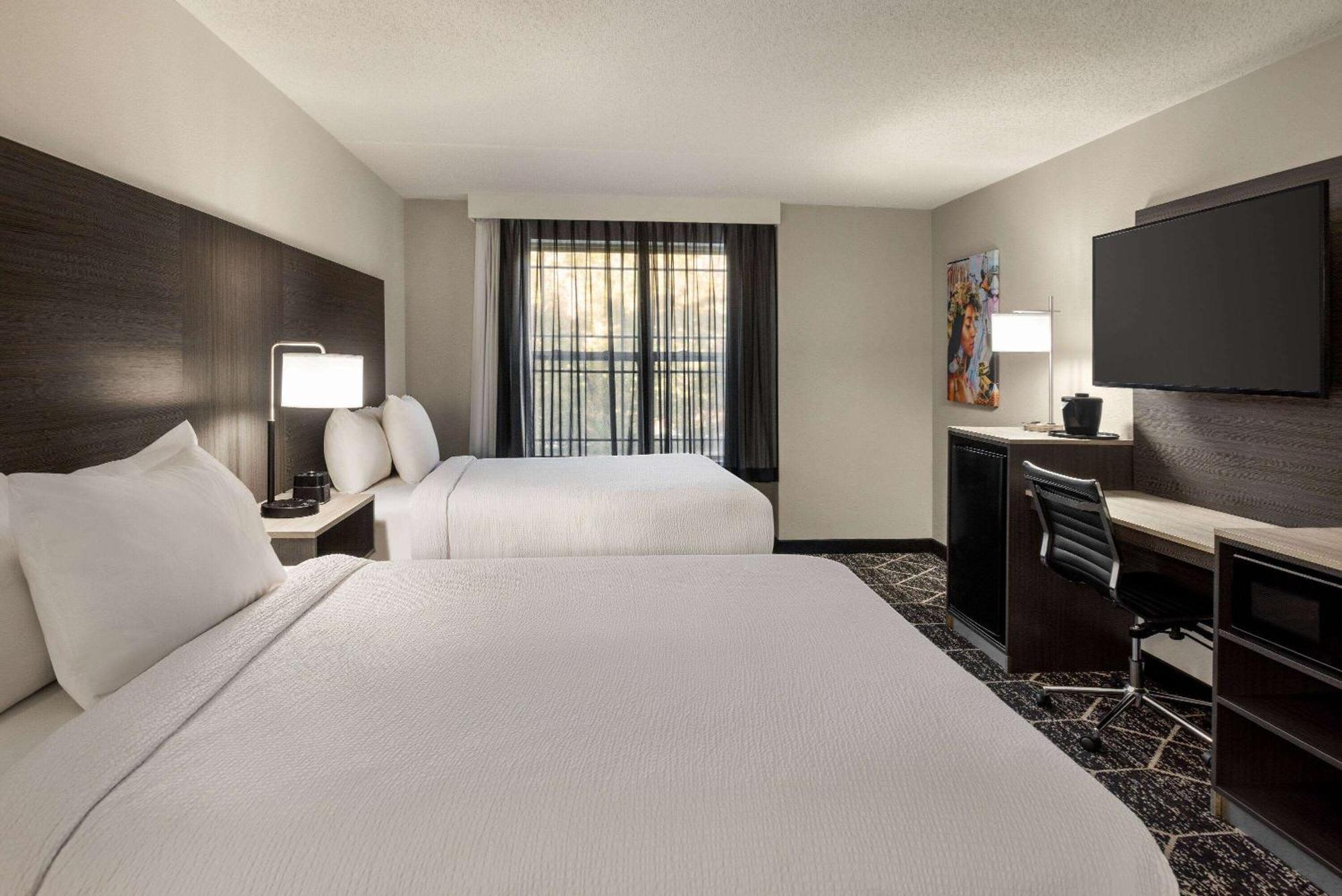 La Quinta Inn & Suites By Wyndham Lake George Eksteriør bilde