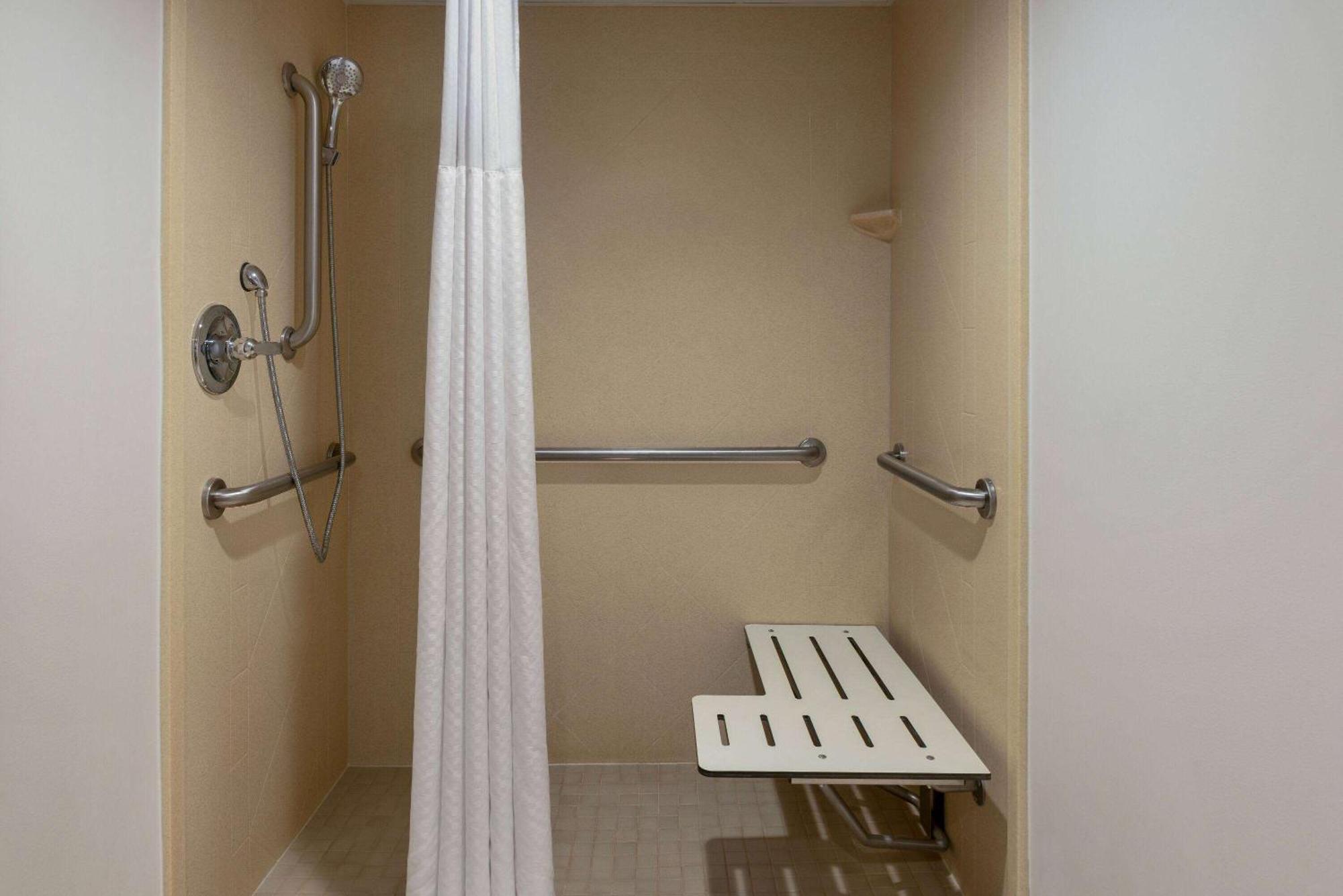La Quinta Inn & Suites By Wyndham Lake George Eksteriør bilde