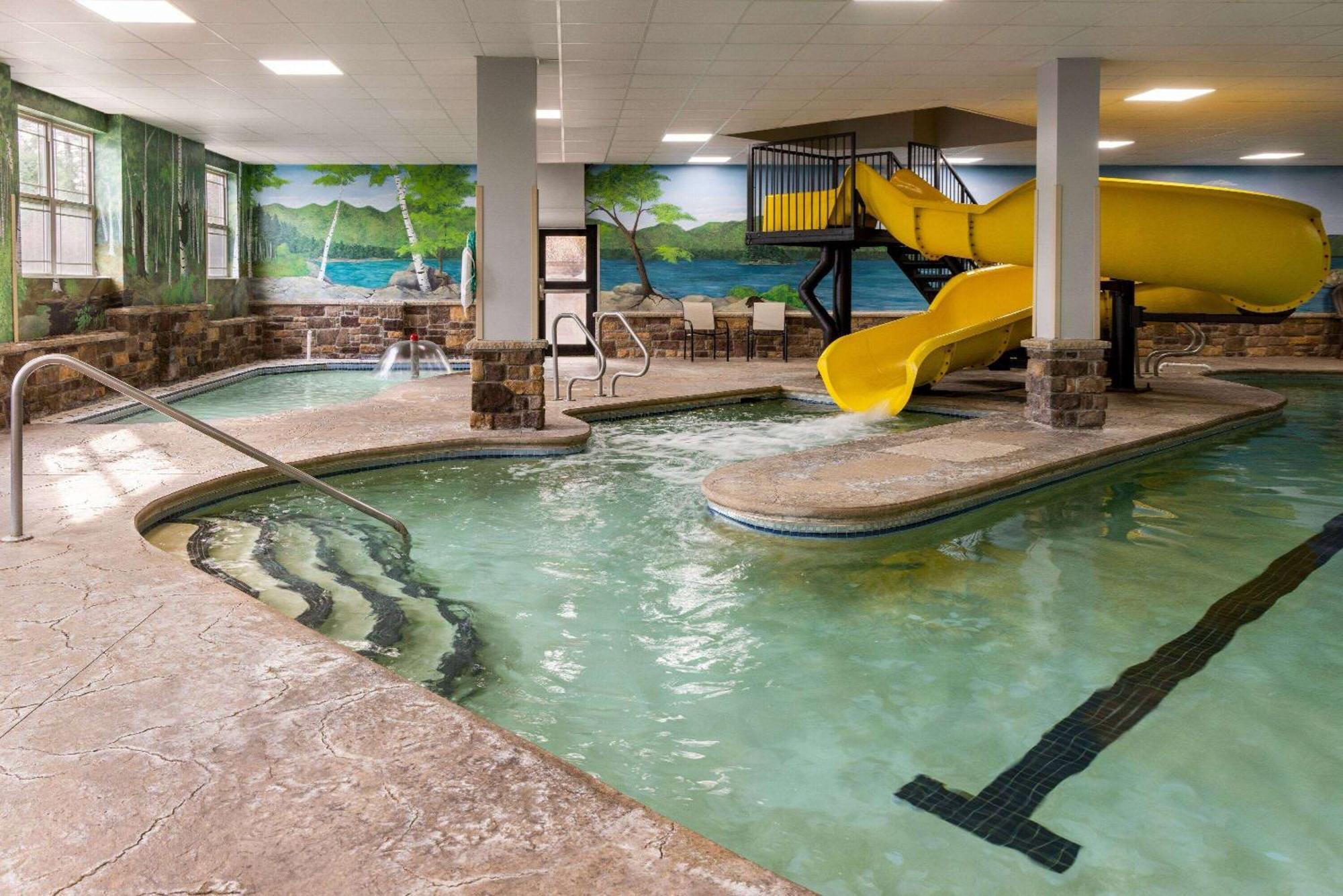 La Quinta Inn & Suites By Wyndham Lake George Eksteriør bilde